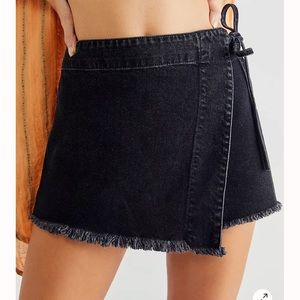 Free People Emmy denim black skort like new size 2 100% cotton